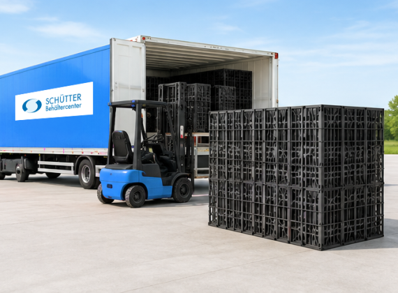 Gabelstapler lädt schwarze Kunststoffbehälter in blauen Lkw mit Aufschrift 'SCHÜTTER Behältercenter' auf freiem Firmengelände