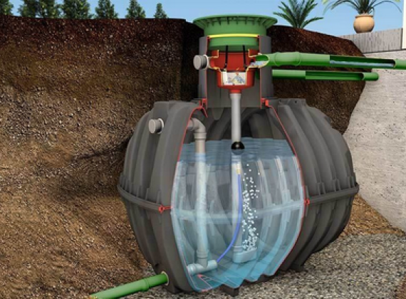 Querschnitt eines unterirdischen, kugelförmigen Regenwasserzisternensystems mit Zulaufrohren und Wasserstand im Inneren