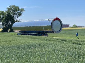 Schütter Pufferspeicher oberirdisch in Sattledt in einer Wiese